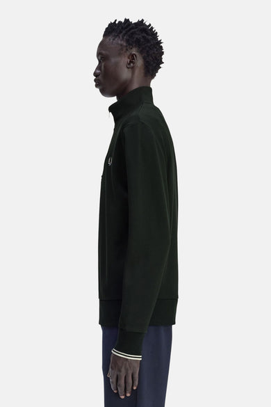 Groene Fred Perry sweatshirt met opstaande kraag en gestreepte details op de manchetten.