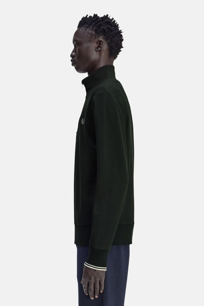 Groene Fred Perry sweatshirt met opstaande kraag en gestreepte details op de manchetten.