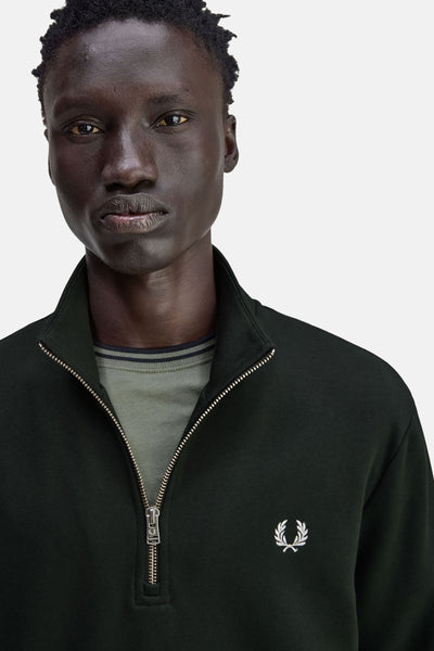 Groene Fred Perry sweatshirt met opstaande kraag, ritssluiting en wit geborduurd logo.