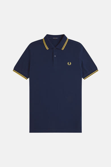 Polo bleu à manches courtes de FRED PERRY, avec col et bordures de manches jaunes, logo brodé sur la poitrine.
