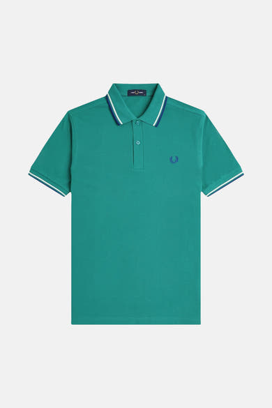 Polo à manches courtes vert de FRED PERRY, avec col et bords de manches à rayures bleues et blanches.