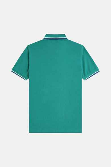Polo à manches courtes vert de FRED PERRY, détails rayés au col et aux manches, vue de dos.

