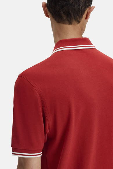 Polo rouge à manches courtes de FRED PERRY, détail rayé au col et aux manches, vue arrière.
