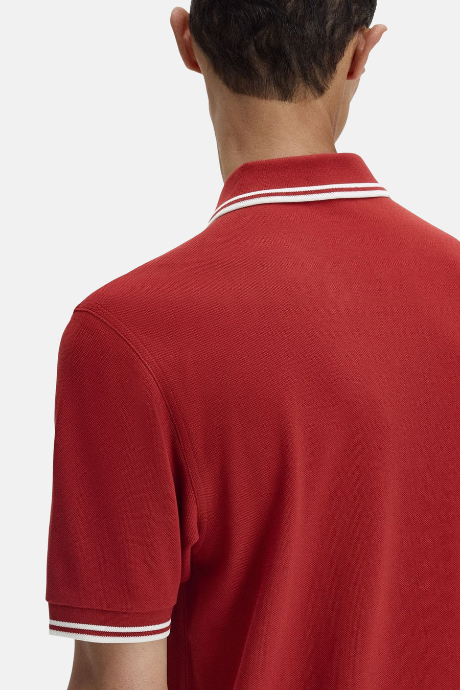 Polo rouge à manches courtes de FRED PERRY, détail rayé au col et aux manches, vue arrière.
