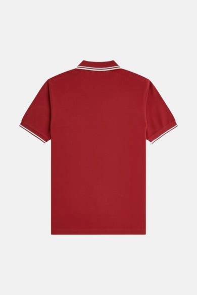 Rood poloshirt met korte mouwen van Fred Perry, met witte streepdetails op de kraag en mouwen.