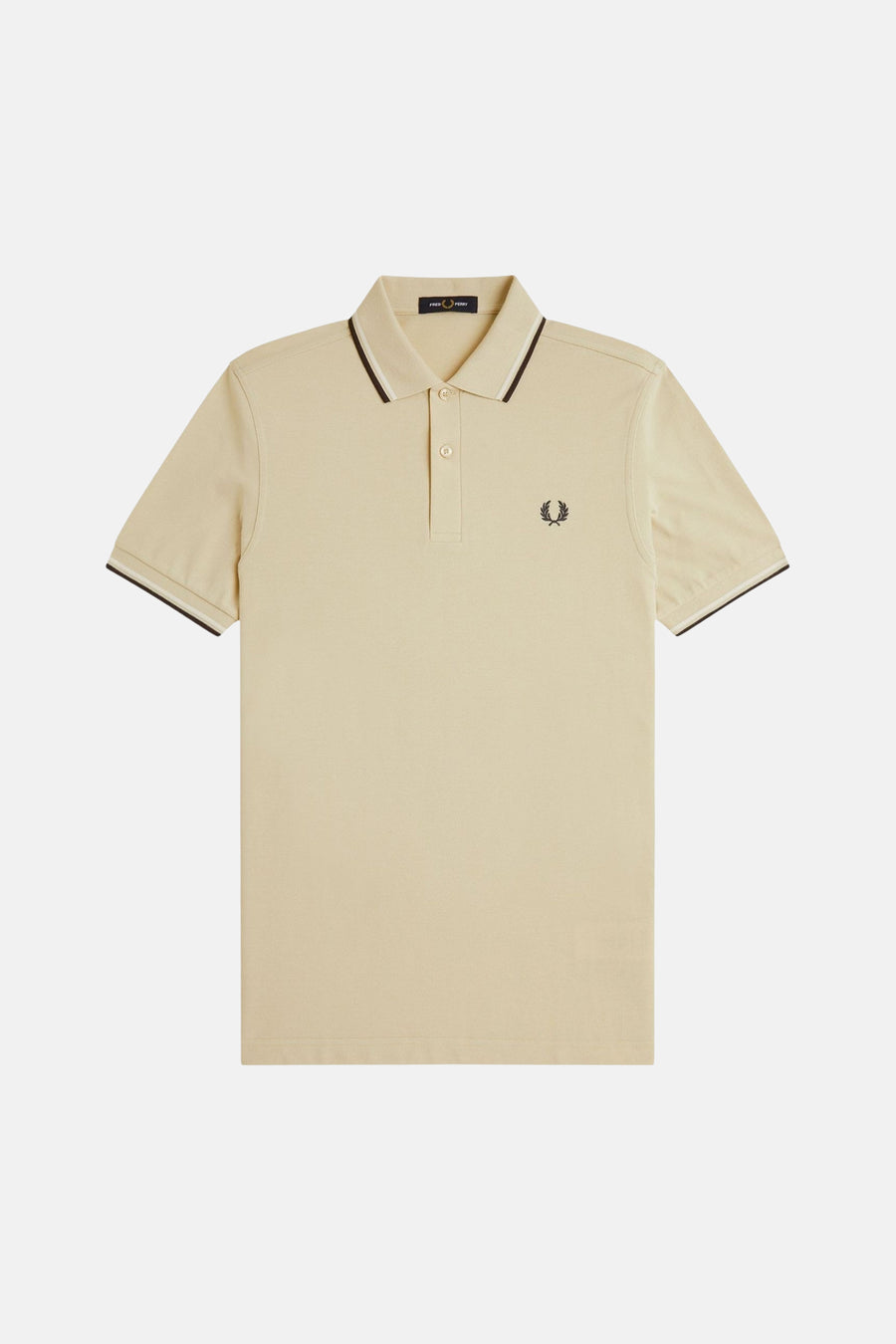 Beige poloshirt met korte mouwen van Fred Perry, met bruine kraag en bies en geborduurd logo.