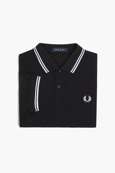 Polo noir à manches courtes de Fred Perry, avec col et manches rayés blancs, logo brodé.