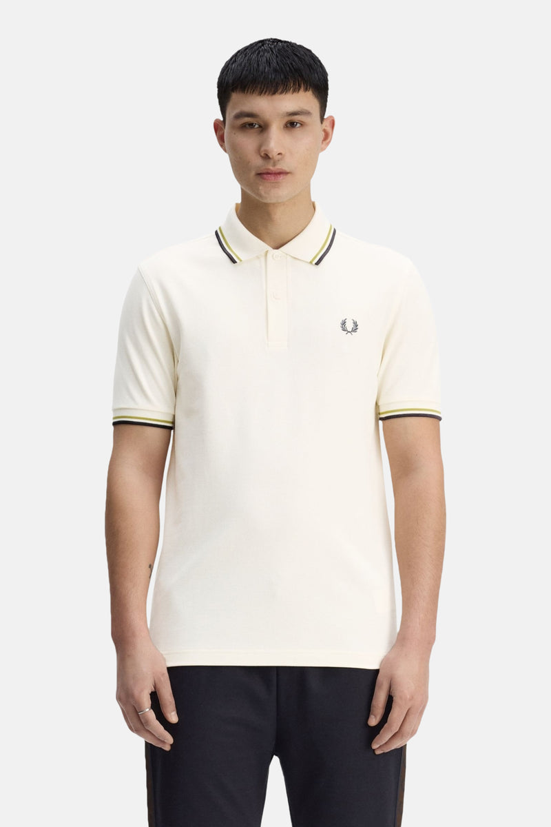 Ecru polo van FRED PERRY, met contrasterende strepen op de kraag en mouwen, en geborduurd logo.