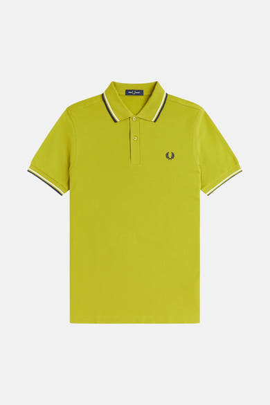 Groen poloshirt van Fred Perry met contrasterende strepen op de kraag en mouwen, geborduurd logo.