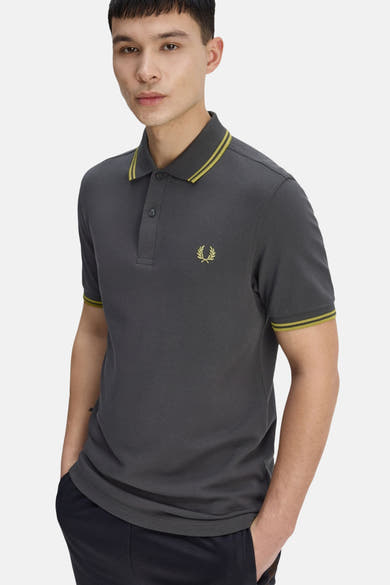 Polo gris à manches courtes de Fred Perry, orné du logo brodé et de finitions rayées au col et aux manches.