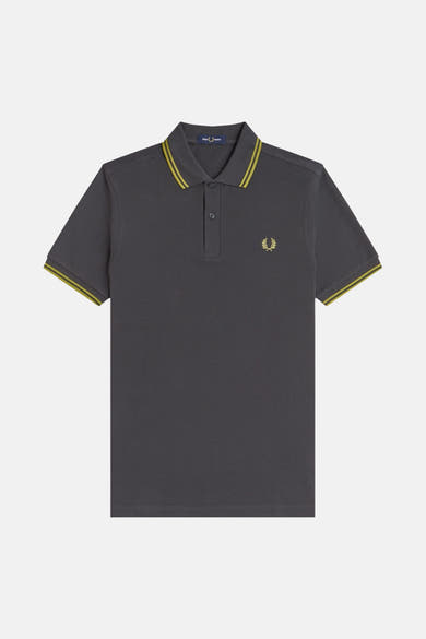 Grijs gemêleerd poloshirt van Fred Perry, met kraag en mouwboorden met gele strepen, geborduurd logo.