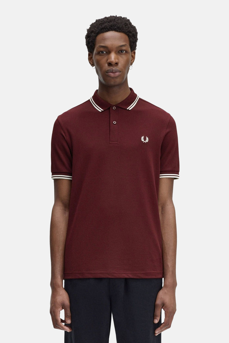 Polo bordeaux à manches courtes de FRED PERRY, avec rayures blanches au col et aux manches, logo brodé.
