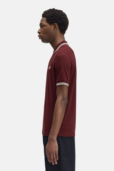 Bordeaux poloshirt met korte mouwen van FRED PERRY, met witte biesjes op de kraag en mouwen.