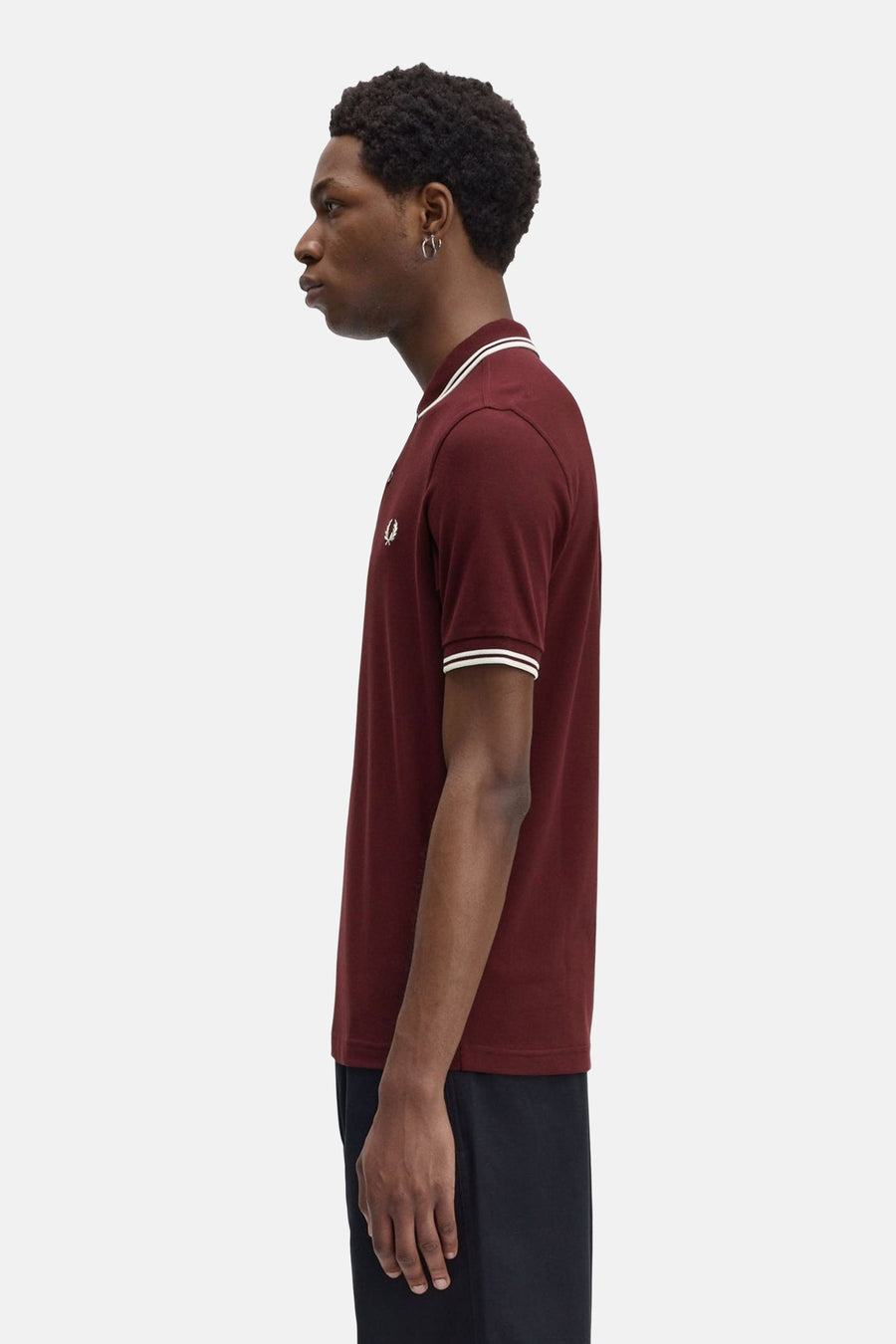 Polo bordeaux à manches courtes de FRED PERRY, avec des liserés blancs au col et aux manches.