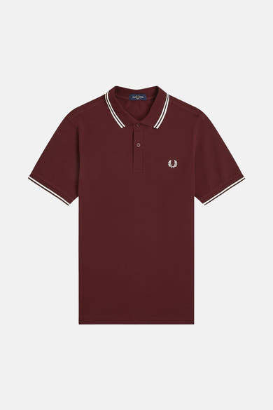 Polo bordeaux à manches courtes de Fred Perry, avec liseré blanc au col et aux manches, logo brodé.