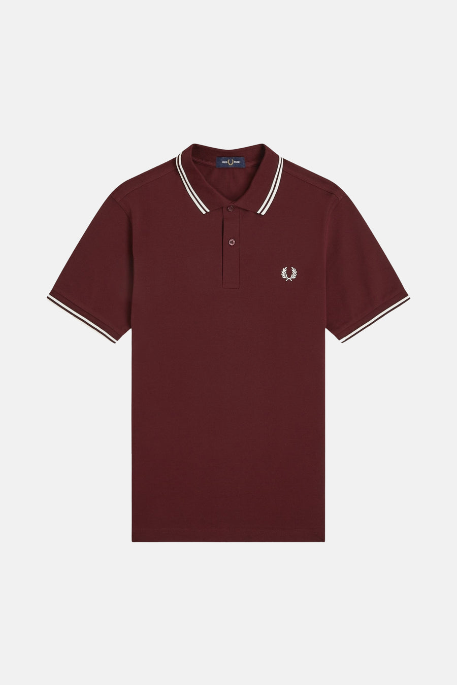 Polo bordeaux à manches courtes de Fred Perry, avec liseré blanc au col et aux manches, logo brodé.