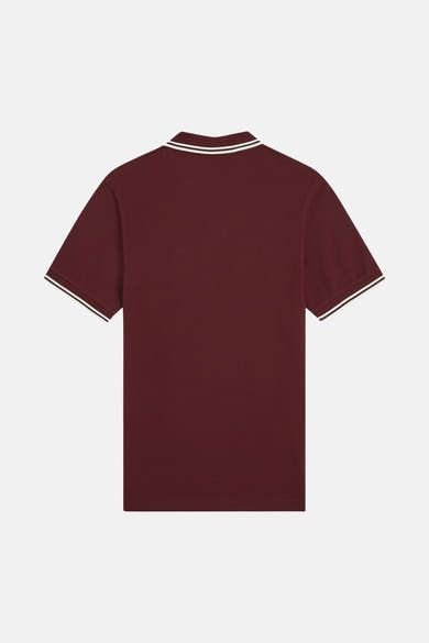 Polo bordeaux à manches courtes de FRED PERRY, avec rayures blanches au col et aux manches.