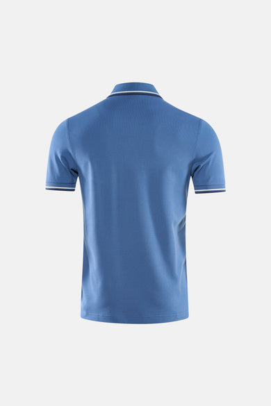 Marineblauwe polo van FRED PERRY, met kraag en mouwen afgezet met witte en blauwe strepen, achterzicht.