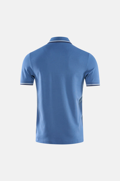 Marineblauwe polo van FRED PERRY, met kraag en mouwen afgezet met witte en blauwe strepen, achterzicht.