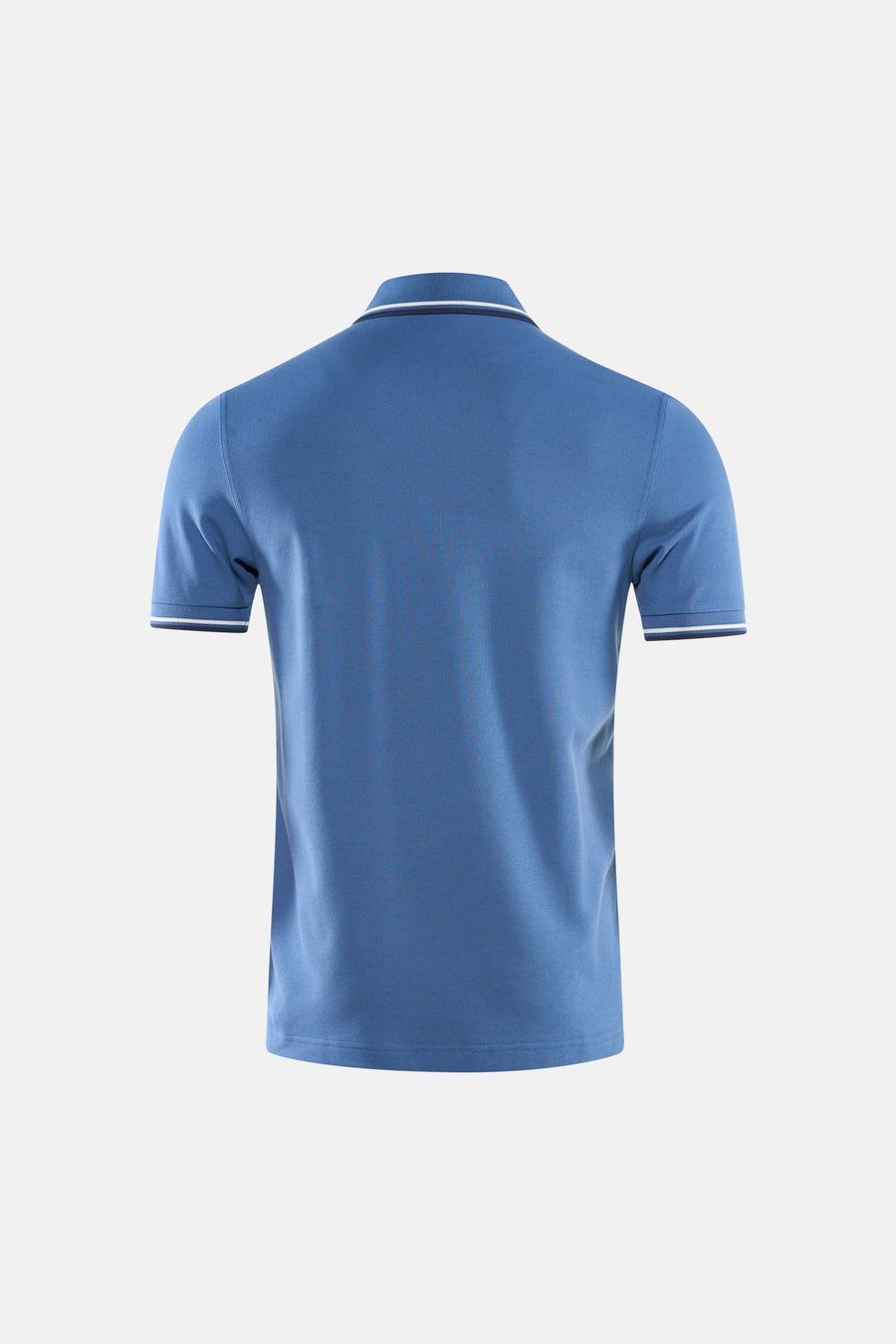 Marineblauwe polo van FRED PERRY, met kraag en mouwen afgezet met witte en blauwe strepen, achterzicht.