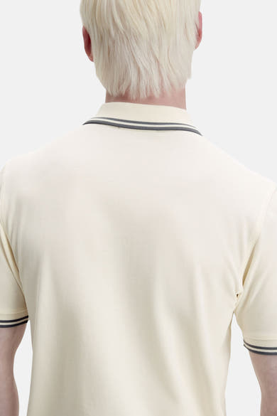 Polo à manches courtes écru de Fred Perry, détail rayé au col et aux manches, vue de dos.
