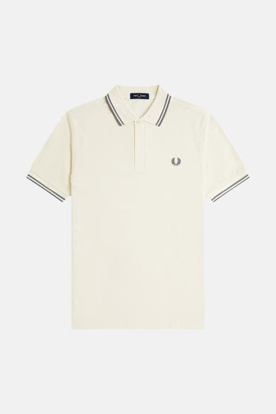 Polo écru à manches courtes de Fred Perry, avec détails rayés au col et aux manches, logo brodé.