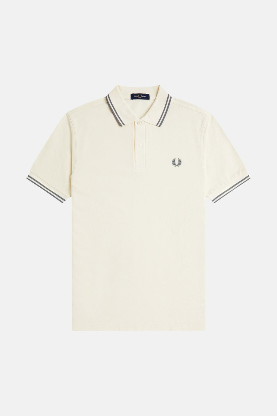 Polo écru à manches courtes de Fred Perry, avec détails rayés au col et aux manches, logo brodé.