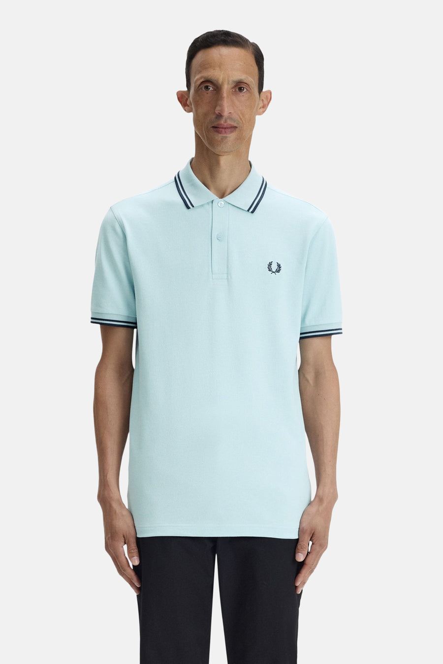Polo à manches courtes bleu clair de FRED PERRY, avec col et manches rayés, et logo brodé.
