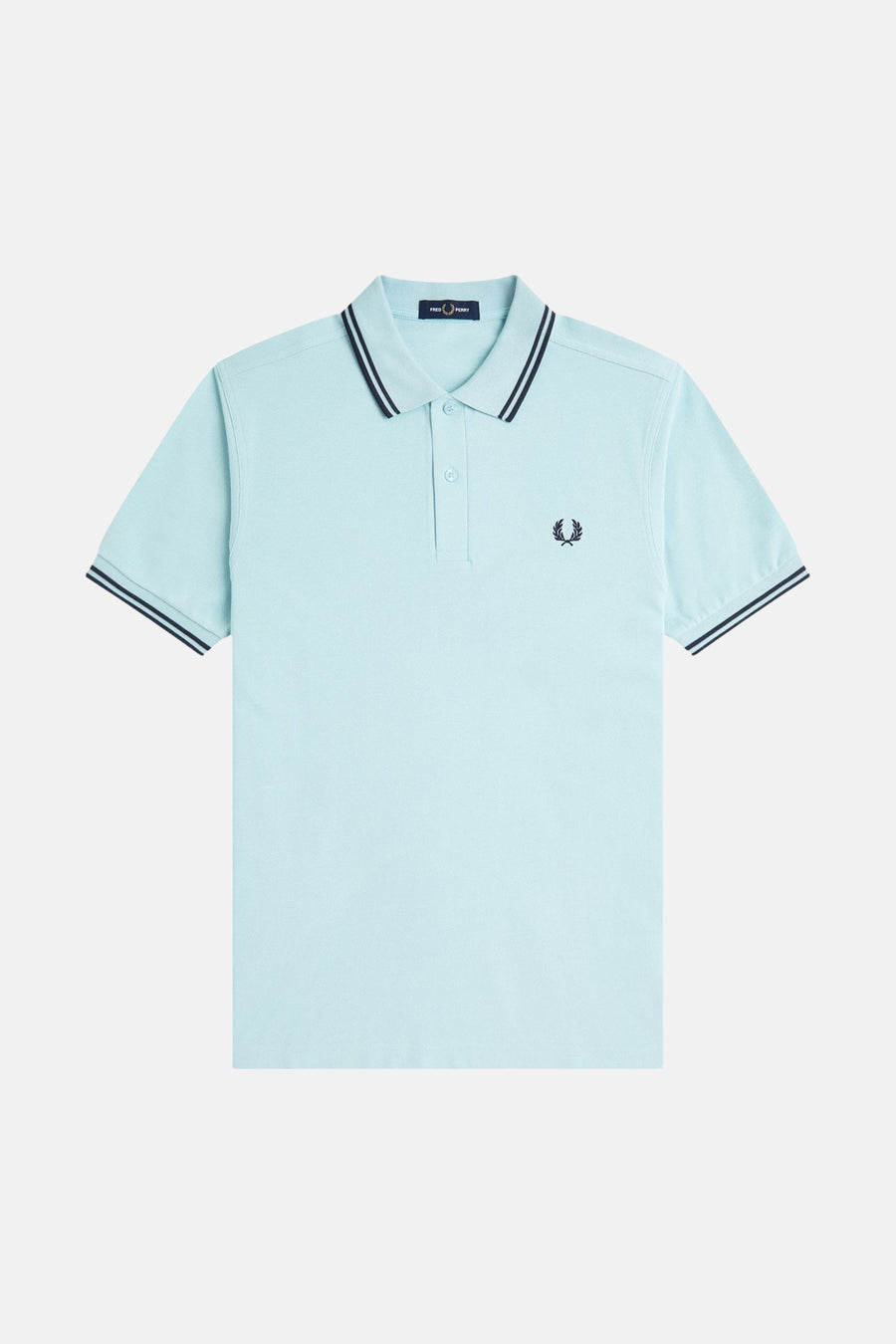 Polo à manches courtes bleu de Fred Perry, avec rayures marine au col et aux manches, et logo brodé.