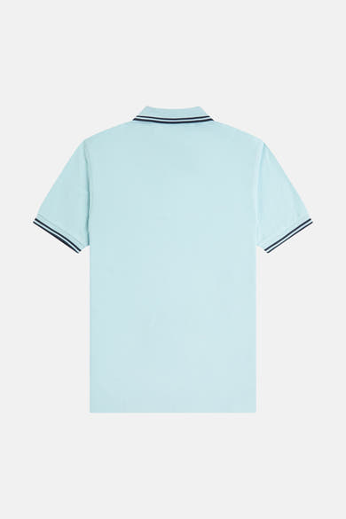 Polo à manches courtes bleu, par Fred Perry, avec col et poignets rayés en marine, vue arrière.
