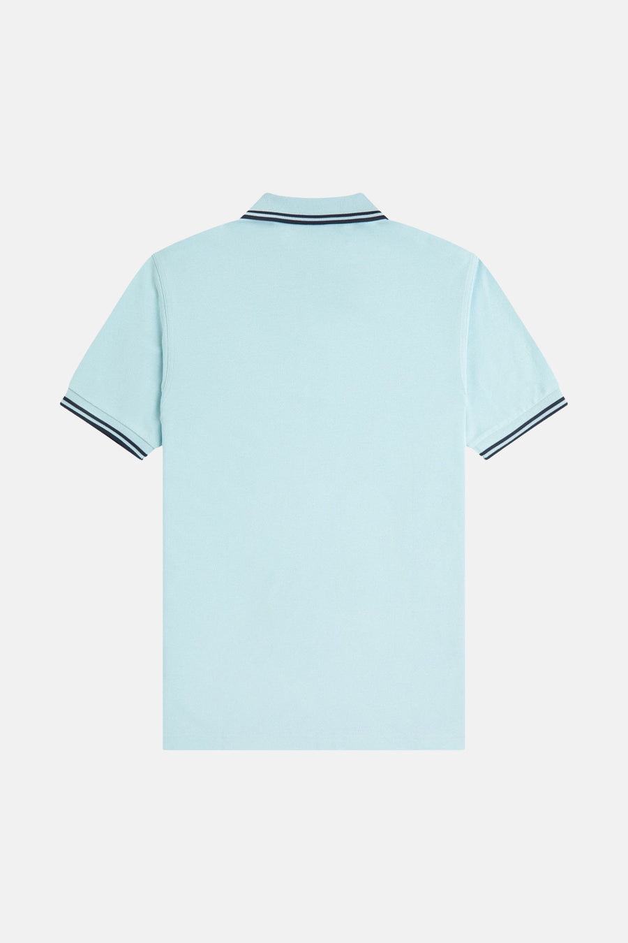 Polo à manches courtes bleu, par Fred Perry, avec col et poignets rayés en marine, vue arrière.
