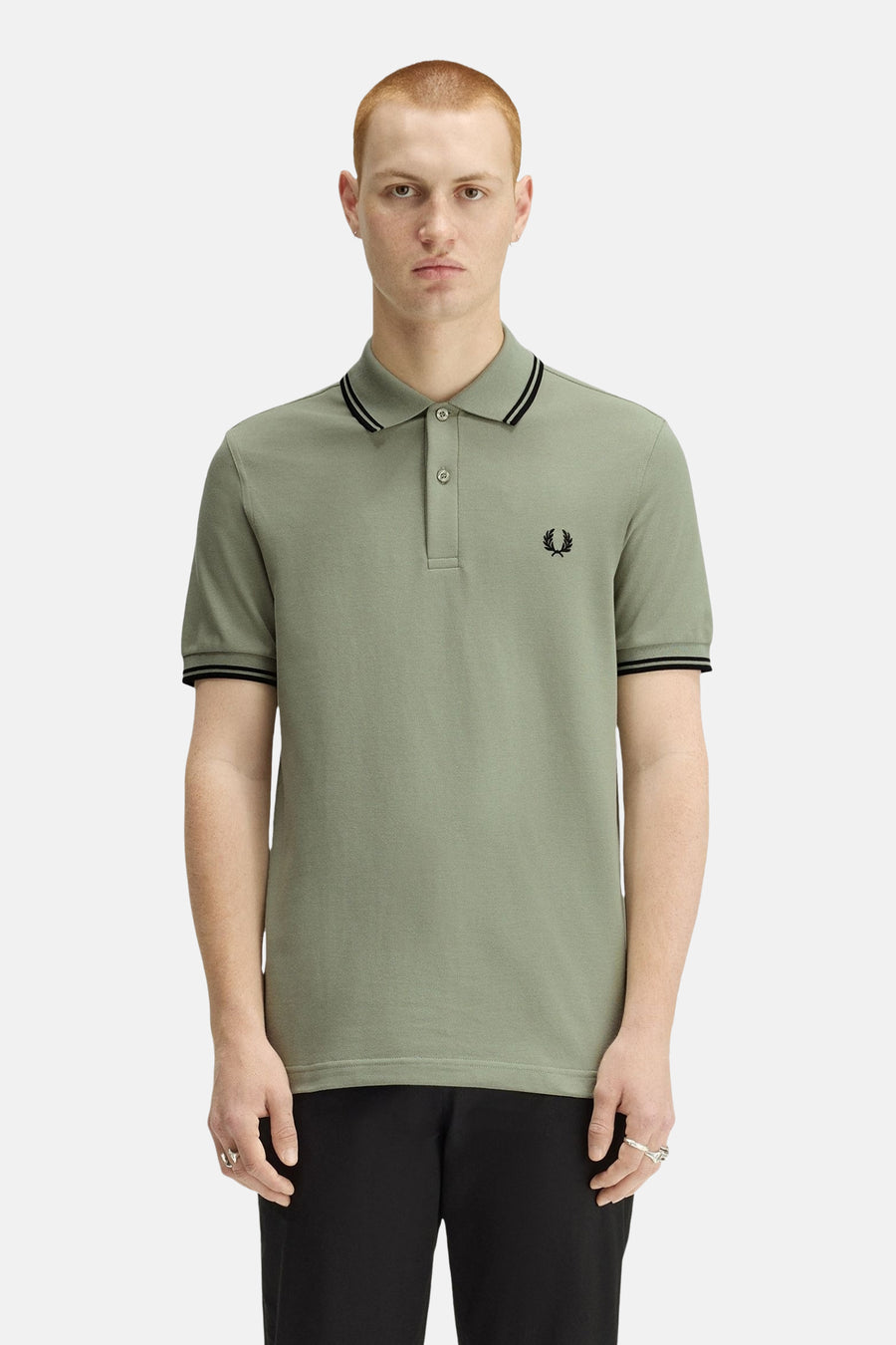 Polo à manches courtes vert de FRED PERRY, avec bordures rayées au col et aux manches, logo brodé.