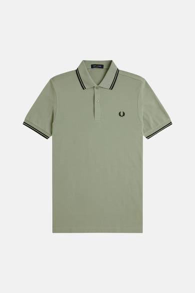 Polo à manches courtes vert de FRED PERRY, avec rayures noires au col et aux manches.