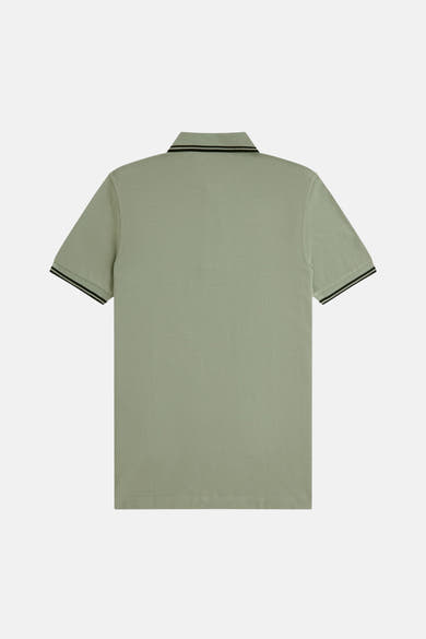Polo à manches courtes vert de Fred Perry, avec rayures noires sur le col et les manches, vue arrière.
