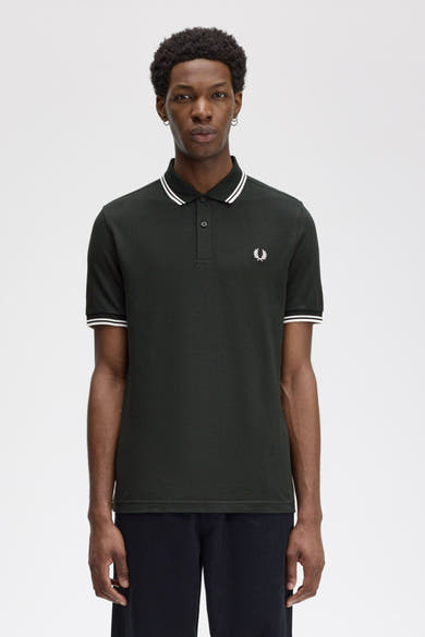 Polo vert par Fred Perry avec des rayures blanches au col et aux manches courtes.