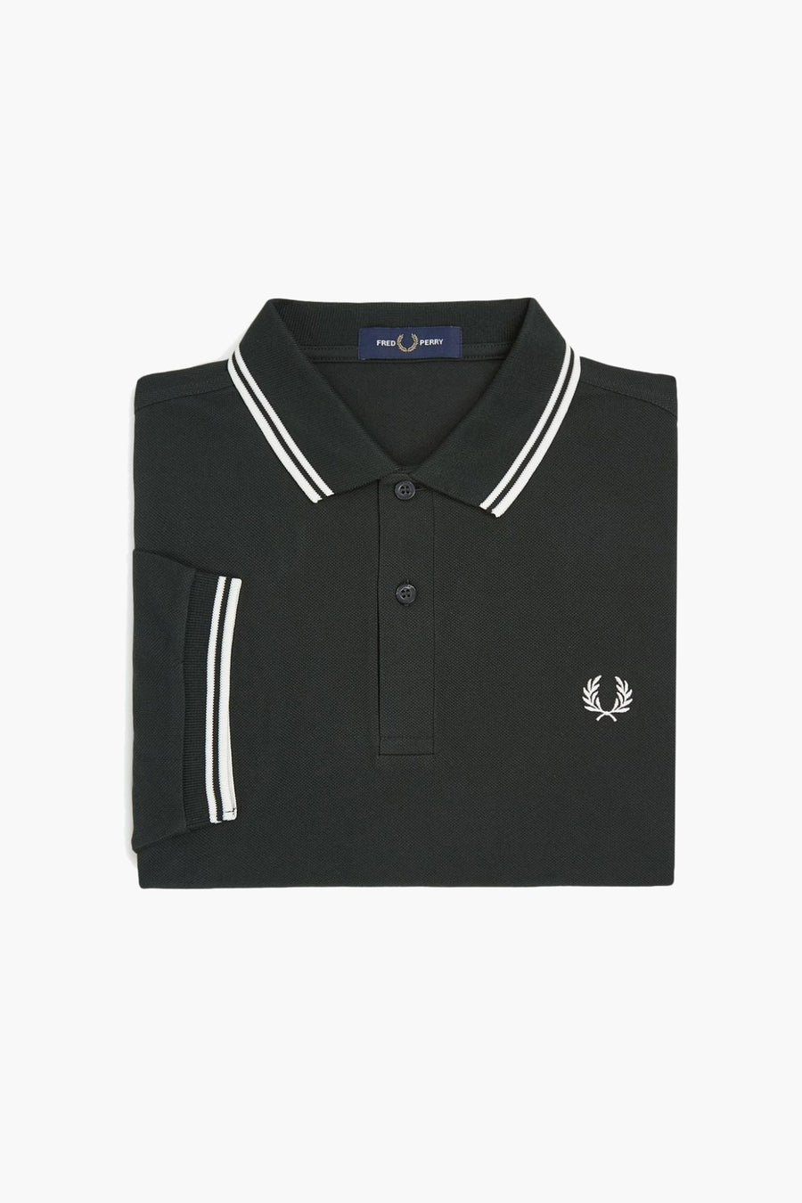 Polo vert par Fred Perry avec rayures blanches au col et sur les manches, et logo brodé.