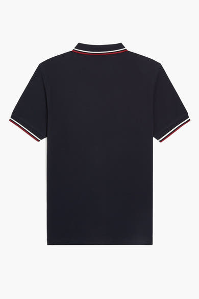Polo bleu à manches courtes de Fred Perry, avec col et manches à rayures contrastées.