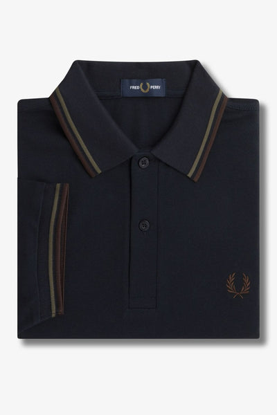 Polo bleu à manches courtes de FRED PERRY, orné du logo brodé et de rayures contrastées au col et aux manches.