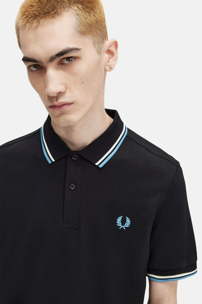 Polo à manches courtes noir de FRED PERRY, avec rayures contrastées au col et logo brodé.