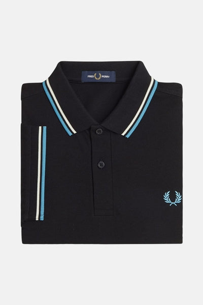 Polo noir à manches courtes de FRED PERRY, avec rayures contrastantes sur le col et la manche.