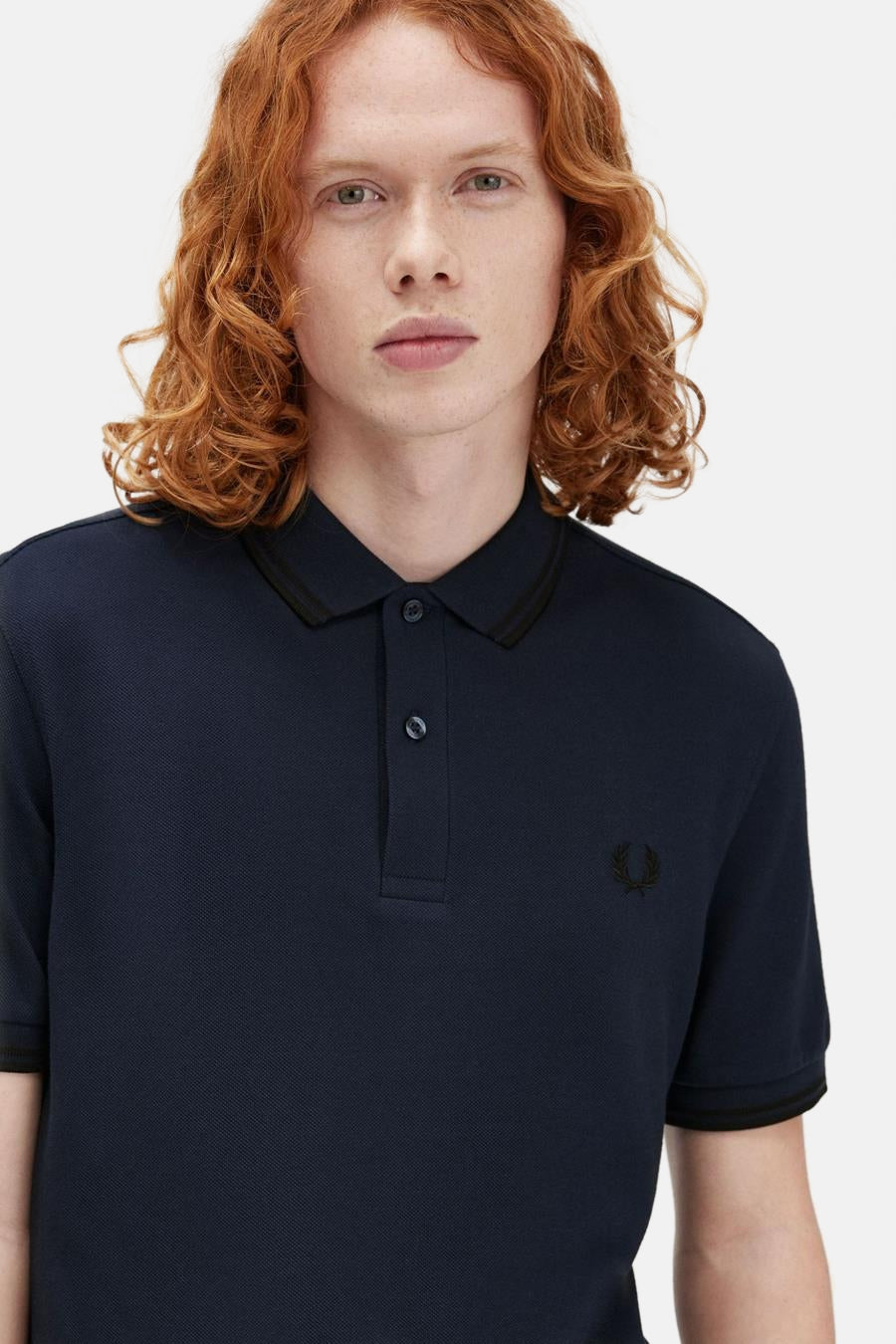 Blauwe korte mouw polo van FRED PERRY, met een collar en gestreepte ribbenmouwen.
