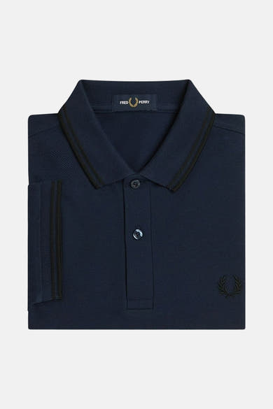 Polo blauw met korte mouwen van FRED PERRY, met zwarte strepen op het collar en de mouwen, geborduurd logo.