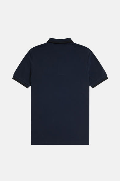 Polo blauw met korte mouwen van Fred Perry, met zwarte rand op het collar en de mouwen, achterzijde.