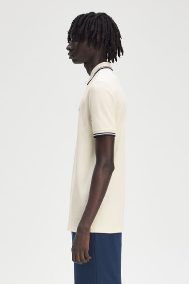 Polo wit van FRED PERRY, met korte mouwen en contrasterende gestreepte details aan het collar en de mouwen.