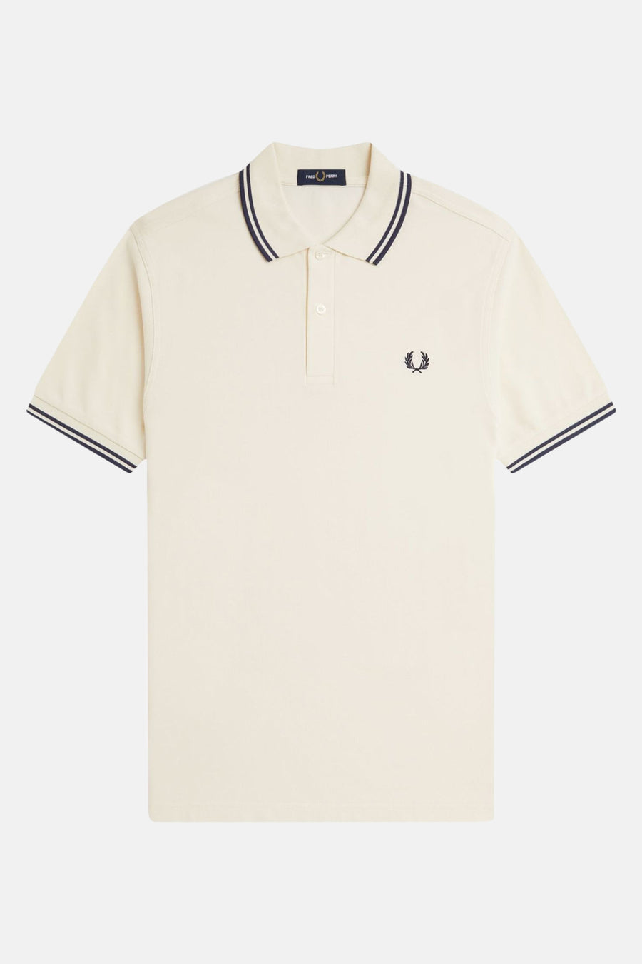 Witte korte mouw polo van FRED PERRY, contrasterende strepen op het collet en de mouwen, geborduurd logo op de borst.