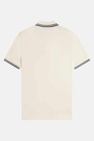 Polo wit van FRED PERRY, met korte mouwen, met enkeuruuren manuresen blauwe randen op de mouwen, rugzijde.