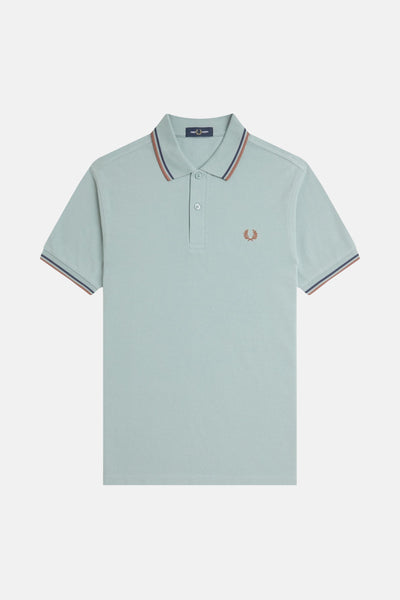 Polo bleu à manches courtes de FRED PERRY, avec détails rayés au col et aux manches, logo brodé.