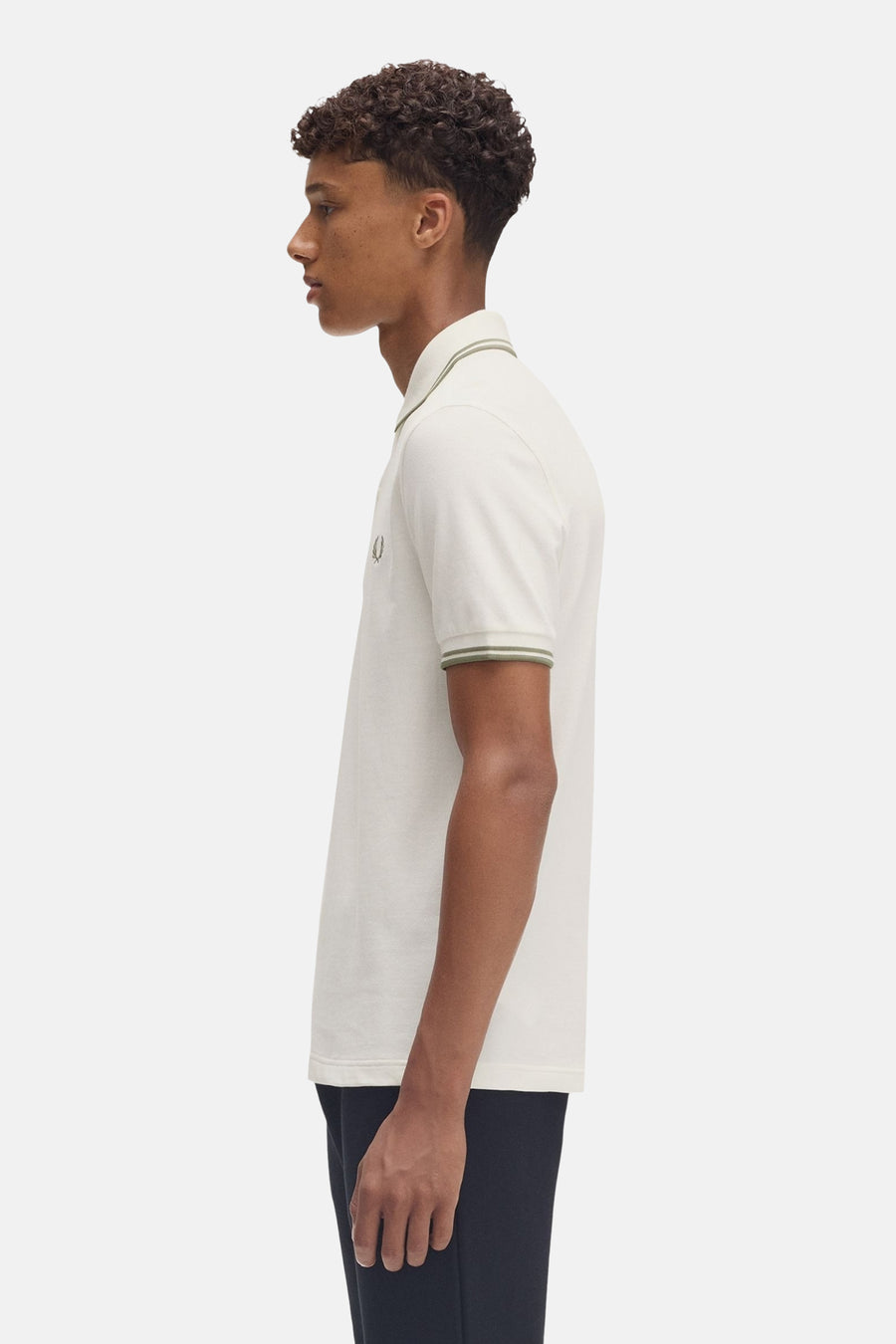Polo écru à manches courtes de Fred Perry, avec un col rayé et le logo brodé.
