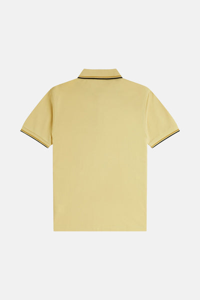 Polo à manches courtes jaune de FRED PERRY, col et manches à rayures noires et caramel, vue arrière.

