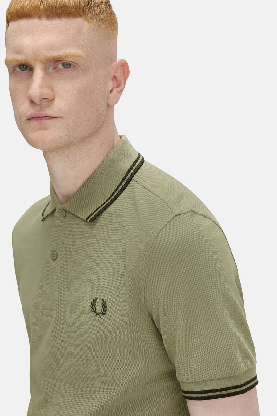Polo olive à manches courtes de FRED PERRY, avec bordure rayée au col et logo brodé.
